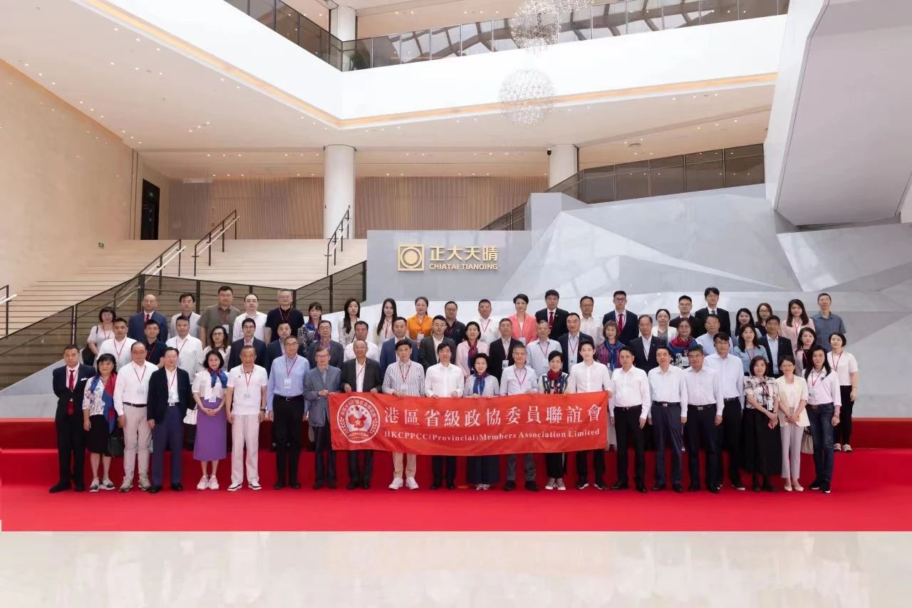 港區(qū)省級政協(xié)委員聯(lián)誼會江蘇上海經(jīng)貿(mào)文化考察團到正大天晴考察